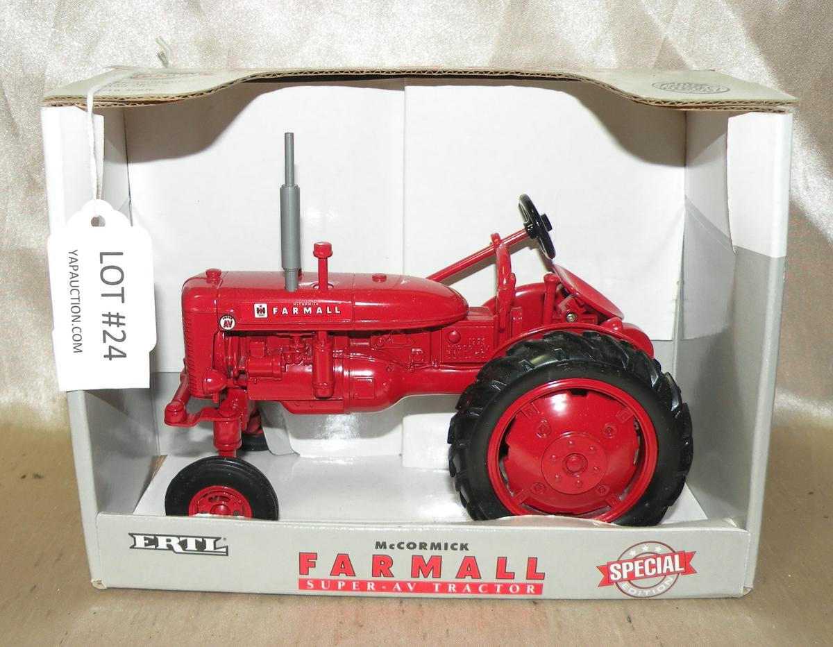 ERTL DIECAST METAL 1/16 SCALE FARMALL SUPER-AV TRACTOR W/BOX