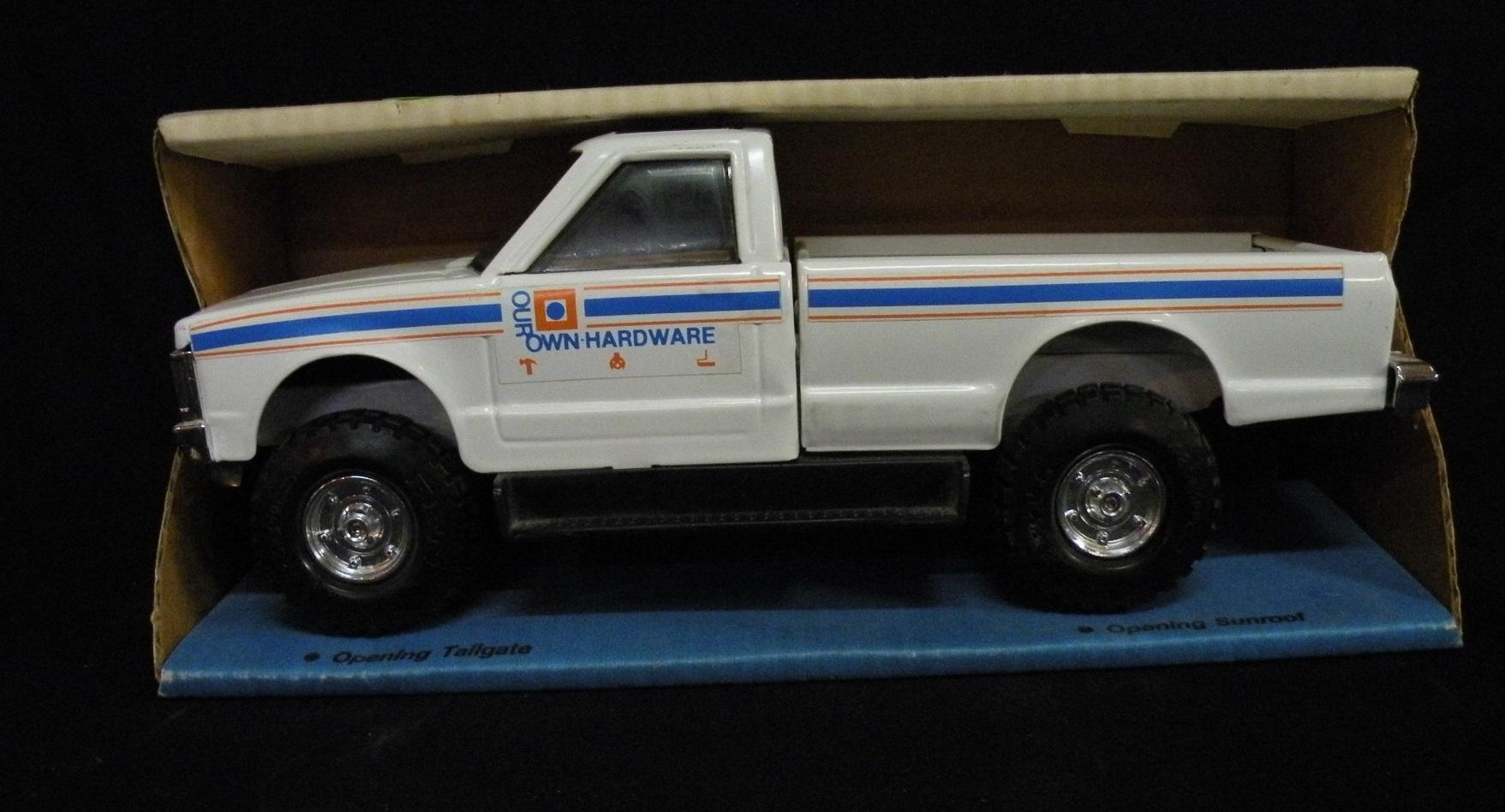 1988 ERTL STEEL 1/16 OUR OWN HARDWARE PICKUP TRUCK TOY W/BOX