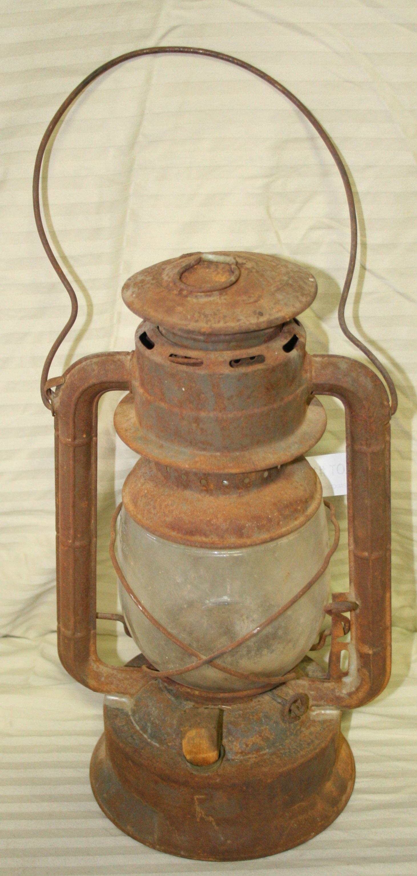 ANTIQUE DIETZ NO. 2 D-LITE LANTERN