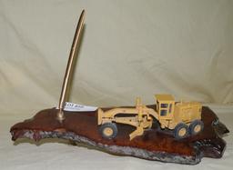 ERTL CATERPILLAR ROAD GRADER ON WOOD SLAB PEN HOLDER PLAQUE