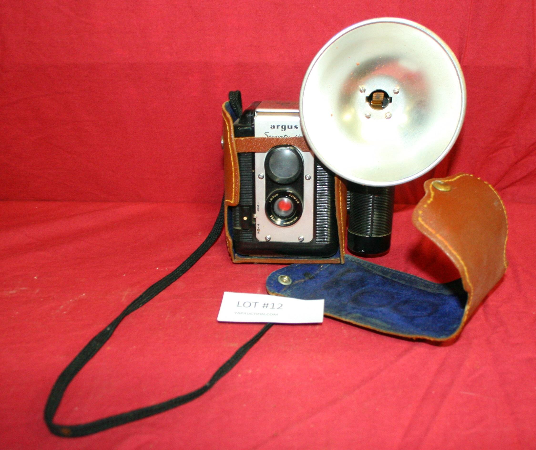 VTG. ARGUS 75 MM CAMERA W/LEATHER CASE