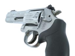Smith & Wesson - Model: - 617-6 - .22 - revolver