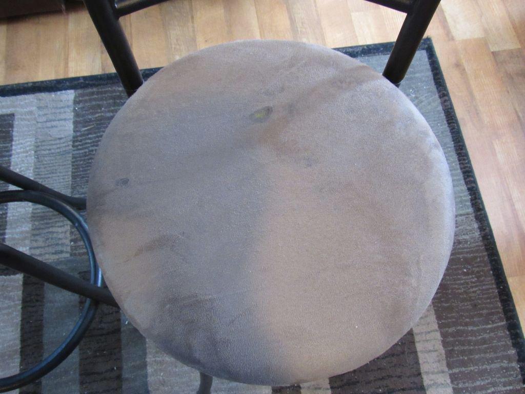 2 barstools & rug