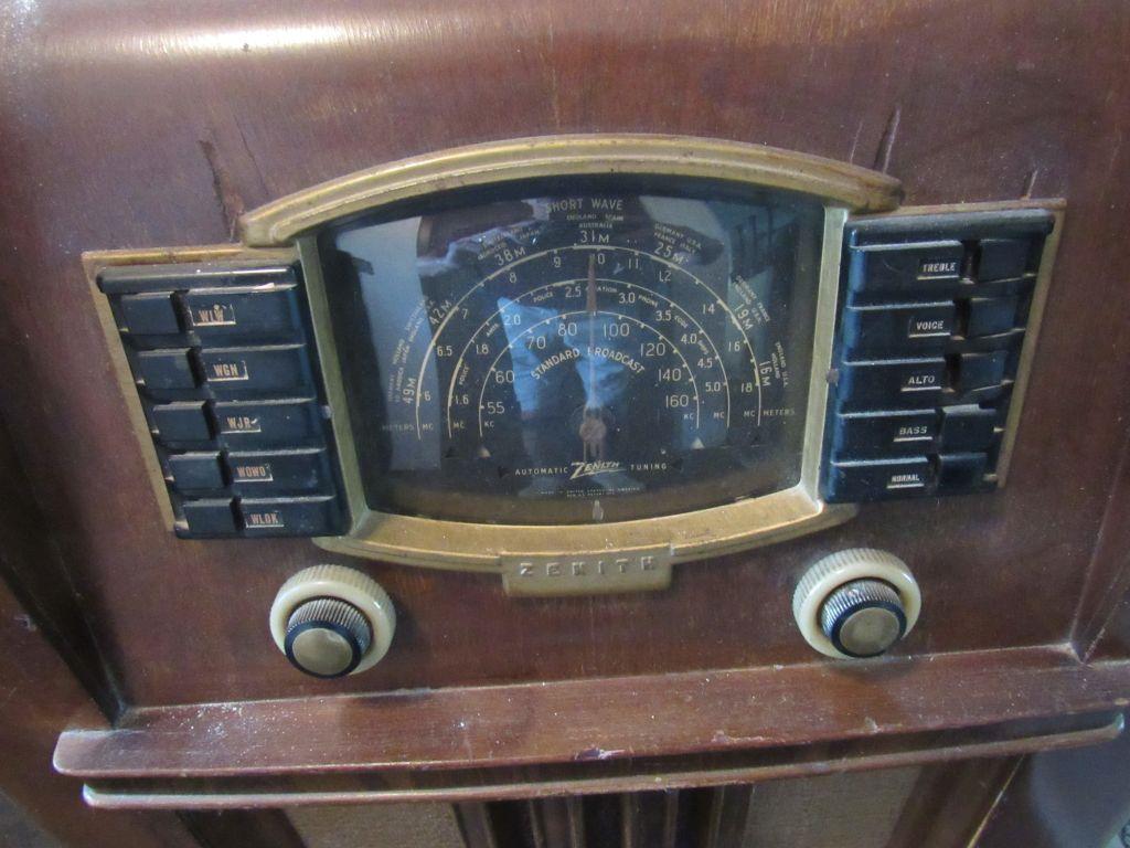 Zenith Upright Radio