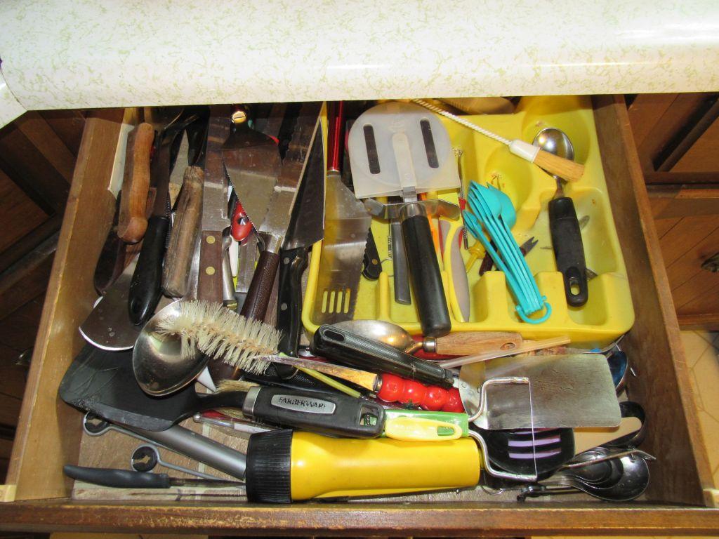 Contents of 4 Kitchen Drawers