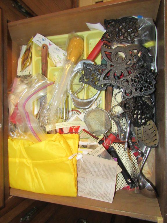 Contents of 4 Kitchen Drawers