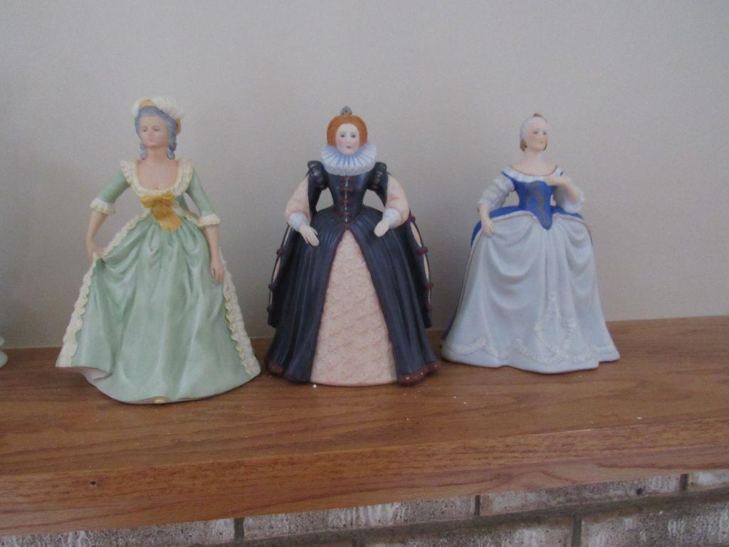 7 porcelain figurines