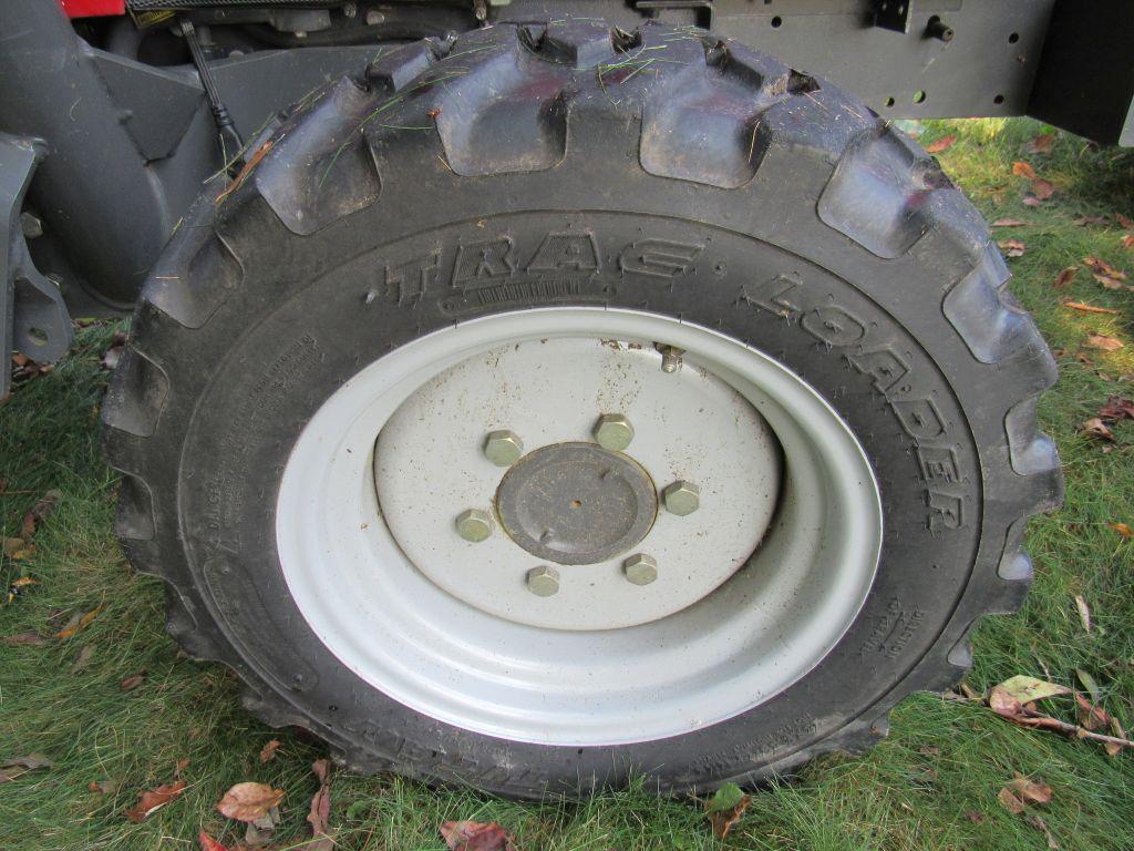 Massey Ferguson Tractor 1529 w/ L100 loader