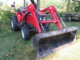 Massey Ferguson Tractor 1529 w/ L100 loader