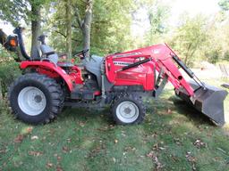 Massey Ferguson Tractor 1529 w/ L100 loader