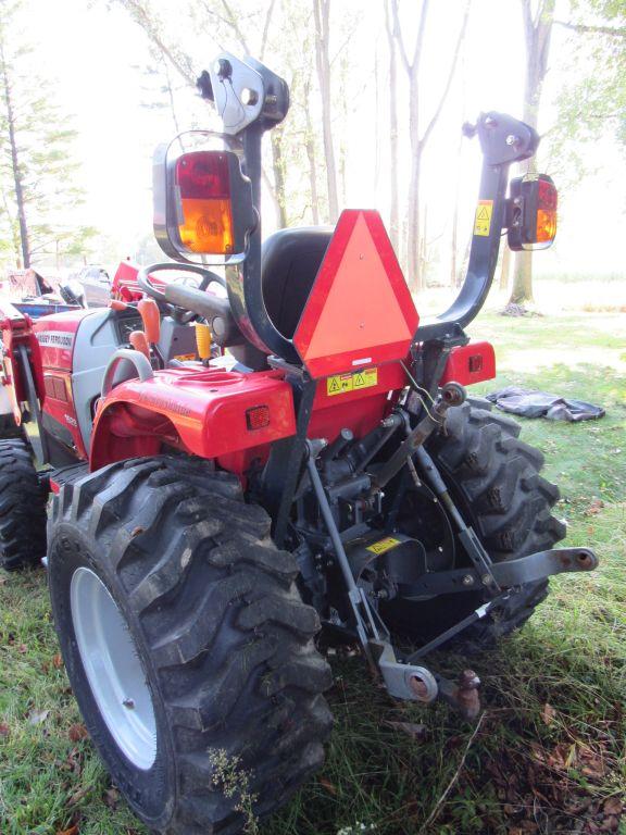 Massey Ferguson Tractor 1529 w/ L100 loader