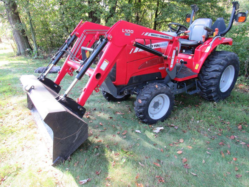 Massey Ferguson Tractor 1529 w/ L100 loader