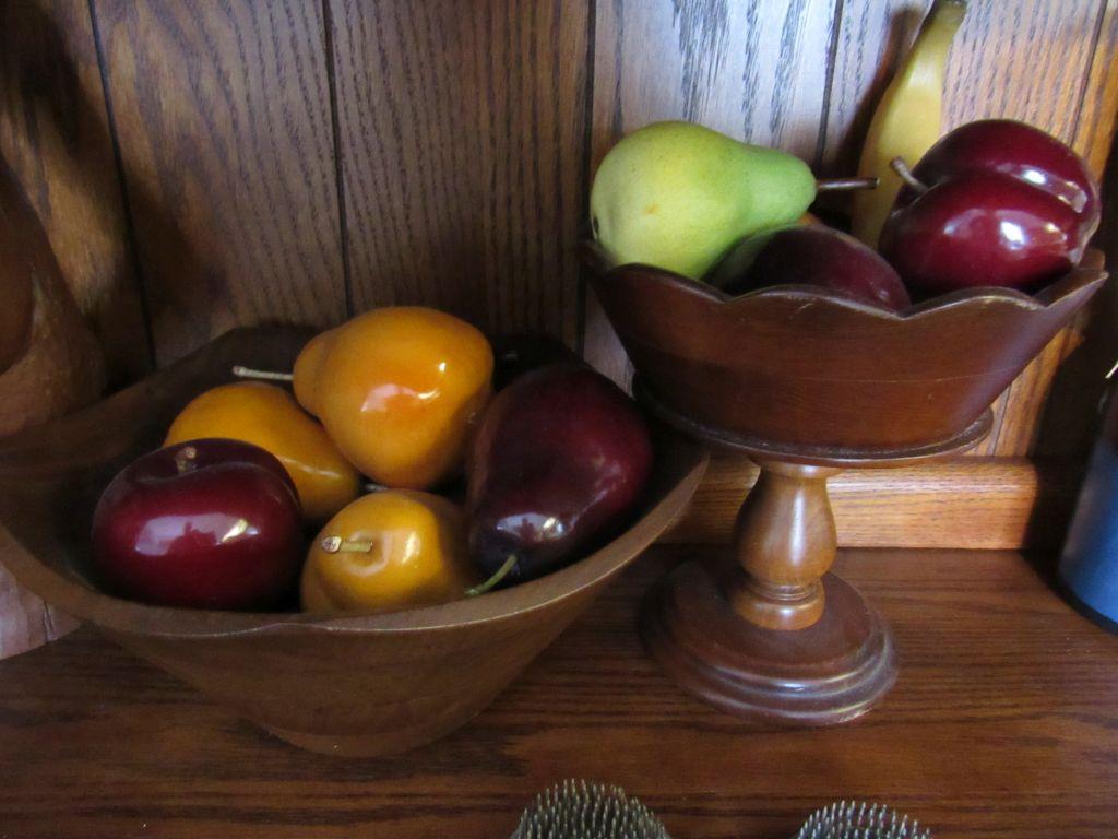 Wooden bowls and decorative pieces