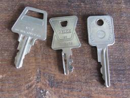 Assorted vintage keys