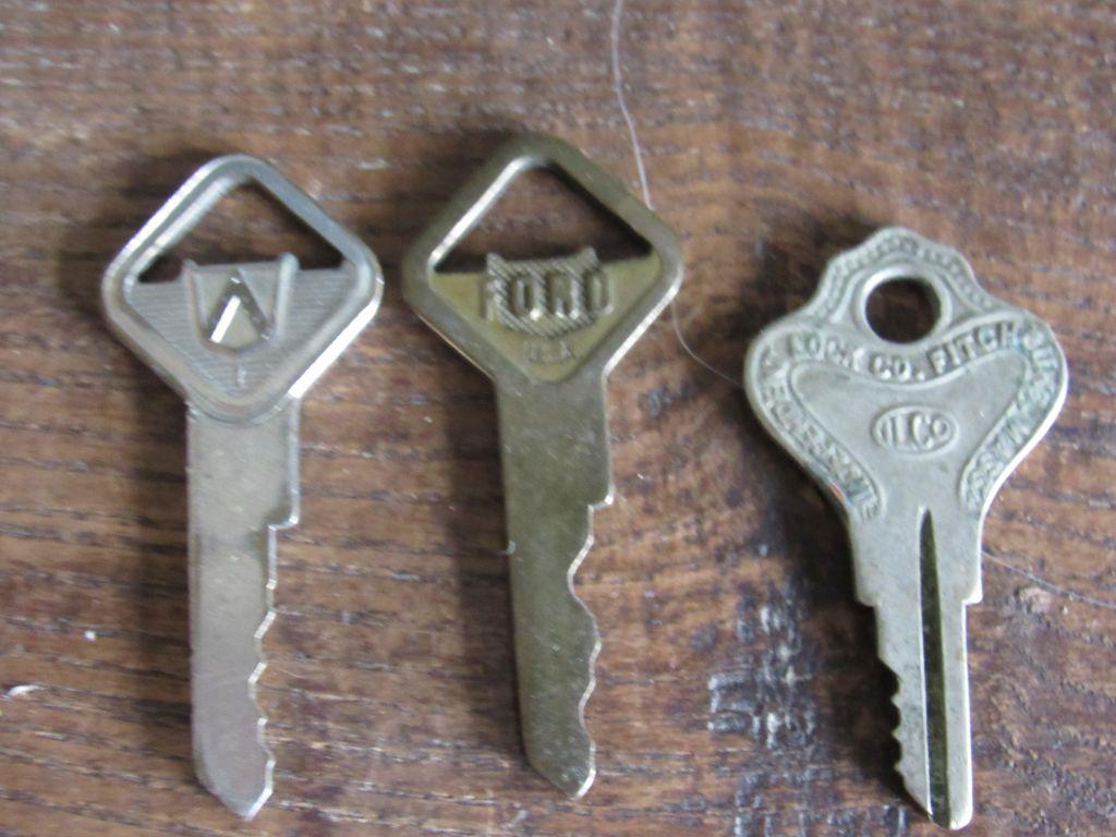 Assorted vintage keys