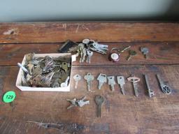 Assorted vintage keys