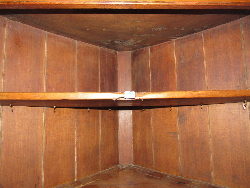 Corner cupboard