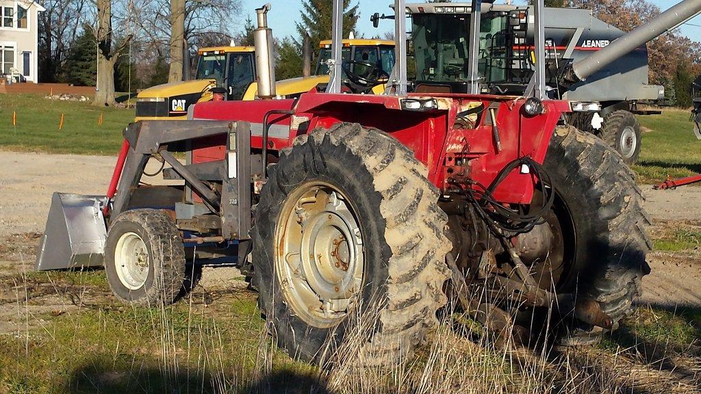 MASSEY FERGUSON 698 2WD DSL. LOADER TRACTOR