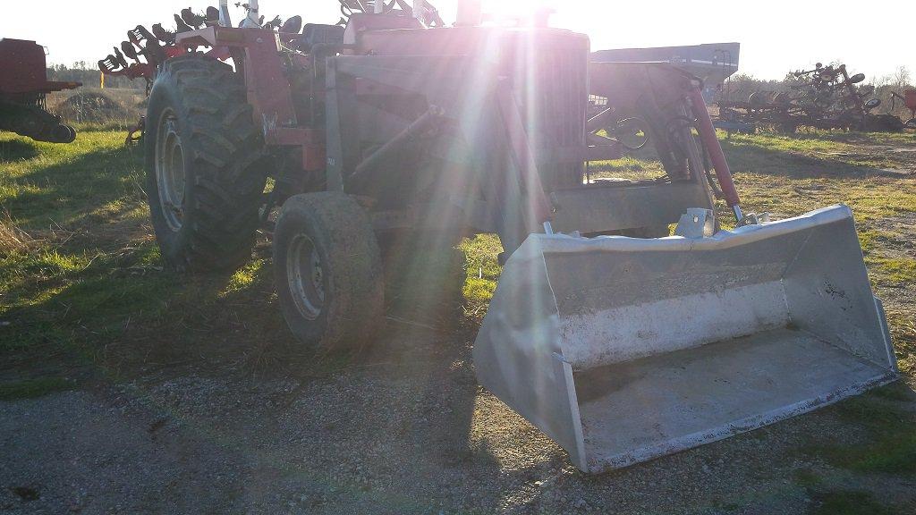 MASSEY FERGUSON 698 2WD DSL. LOADER TRACTOR