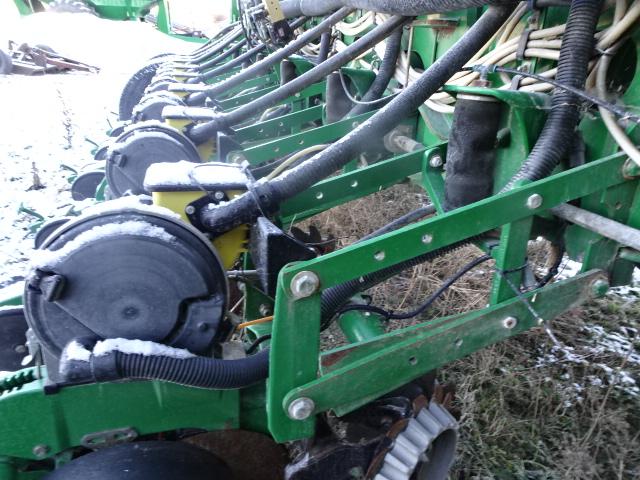 JOHN DEERE 1770NT 24X30” LIQUID PLANTER,