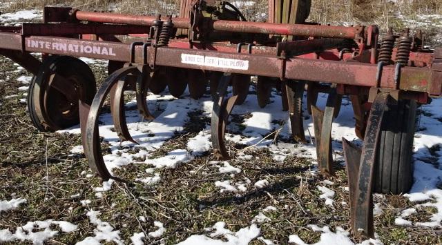 IHC 6000 CONSER-TIL  9 TOOTH CHISEL PLOW