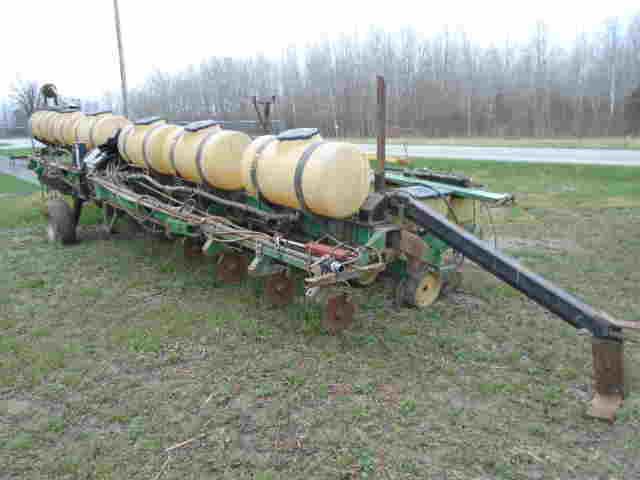 JD 7000 12 ROW LIQUID PLANTER