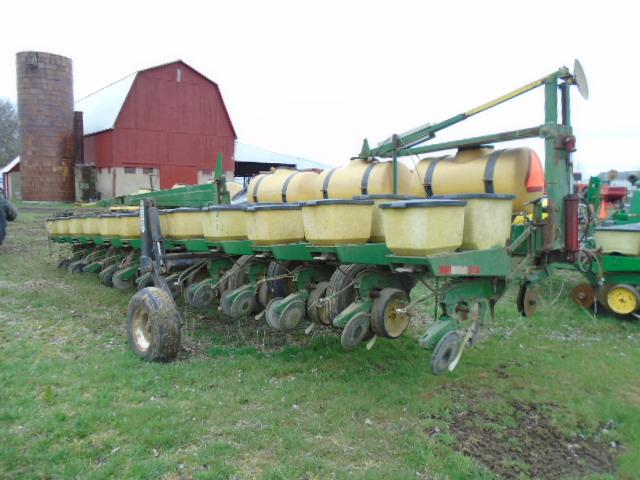 JD 7000 12 ROW LIQUID PLANTER