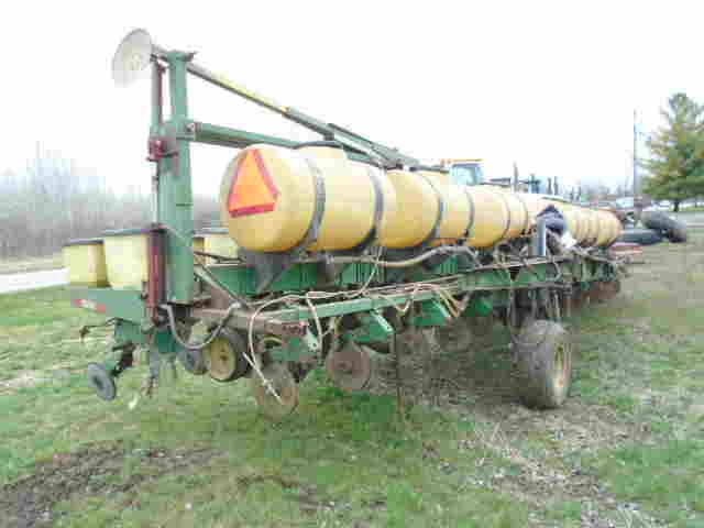 JD 7000 12 ROW LIQUID PLANTER