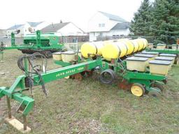 JD 7000 12 ROW FRONT FOLD LIQUID FERT. PLANTER