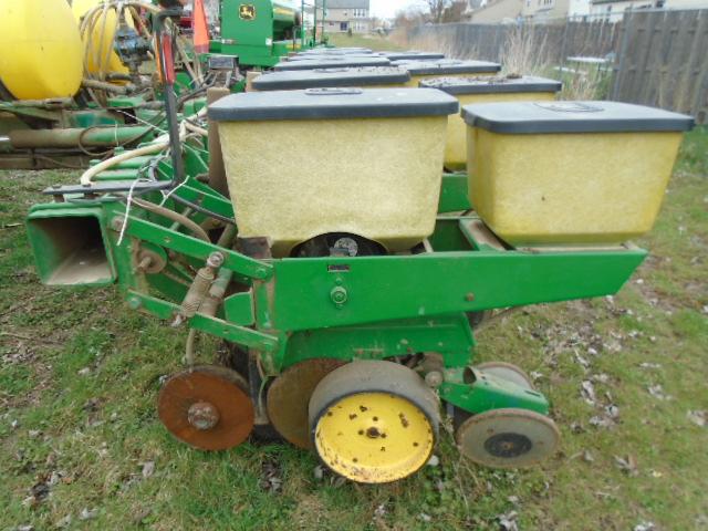 JD 7000 12 ROW FRONT FOLD LIQUID FERT. PLANTER