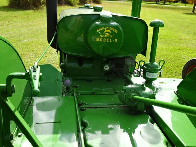 RESTORED JD D WIDE FRONT GAS TRACTOR