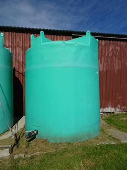 2500G GREEN POLY TANKS  VERTICAL