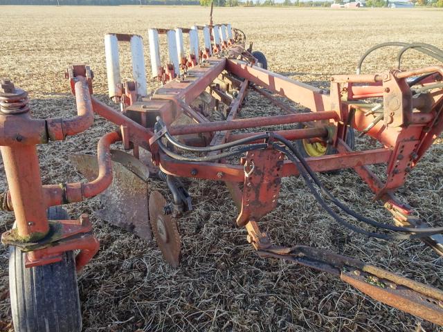 IHC 700 AUTOMATIC 7X18’ PLOW  SPRING RESET  ON LAND   COULTERS