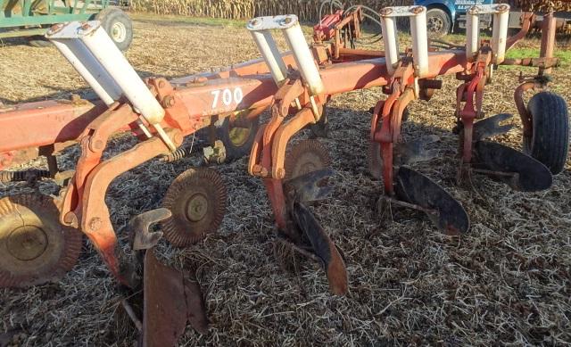 IHC 700 AUTOMATIC 7X18’ PLOW  SPRING RESET  ON LAND   COULTERS