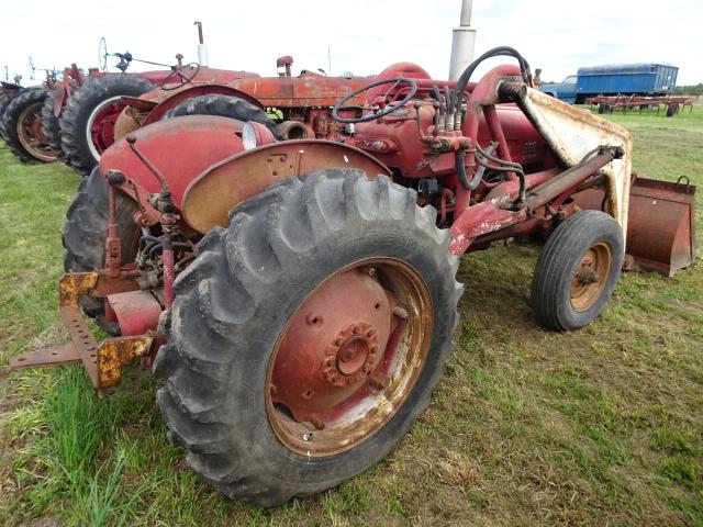 1955 IH 300 UTILITY GAS TRACTOR W/ LOADER  (RUNS)