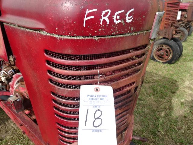 1953 FARMALL SUPER M TRACTOR  (ROLLS FREE)