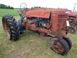 FARMALL MD TRACTOR  NF  (MISSING ENGINE HEAD)