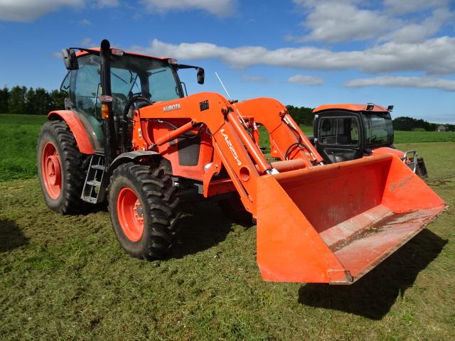 KUBOTA M135 GX MFWD LOADER TRACTOR  ONLY 870 HOURS  1 OWNER