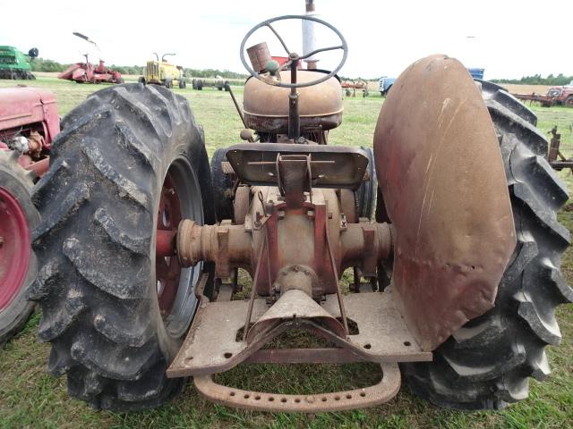 FARMALL W-9 TRACTOR  (ROLLS FREE)