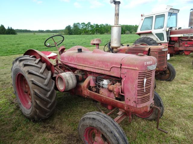 FARMALL W-4 TRACTOR  (ROLLS FREE)