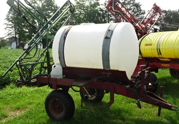 200 GALLONS/A CART SPRAYER, 45’ MANUAL BOOMS, MANUAL CONTROLS, PTO PUMP