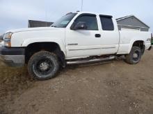 2004 CHEVY 2500HD 4X4 EXT. CAB PICKUP, 6.0 V8 AUTO, 6’ BOX, WHITE, 104K WITH RUST & SLOW TRANSMISSIO