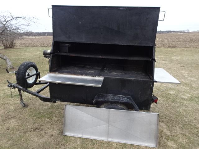 HOLSTIEN MFG. (IOWA) TOWABLE COMMERCIAL CHARCOAL ROASTER/ SMOKER