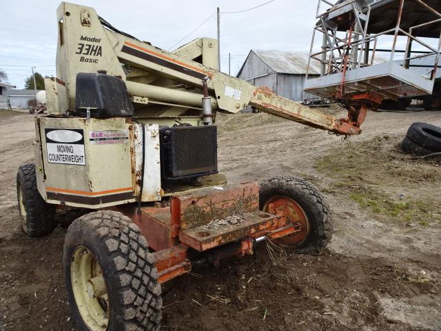JLG 33HA MANLIFT, GAS ENGINE, SELF PROPELLED, RAN WHEN PARKED, AS-IS CONDITION