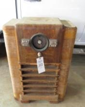 ANTIQUE ZENITH CONSOLE TUBE RADIO, STANDARD BAND