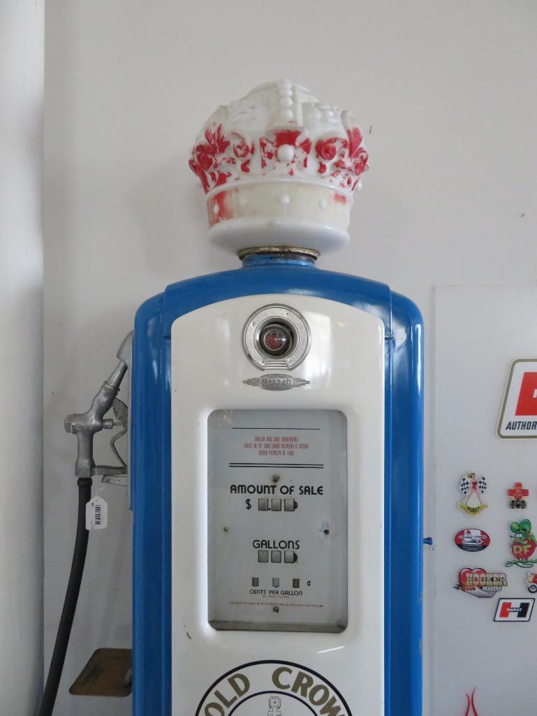 Gold Crown Gasoline Pump with Globe, Bennett