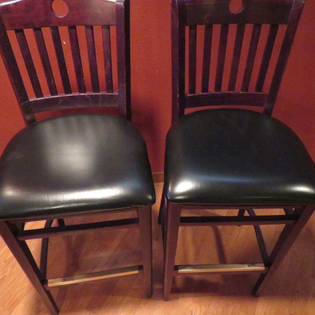 High Top Pub Table with Stools