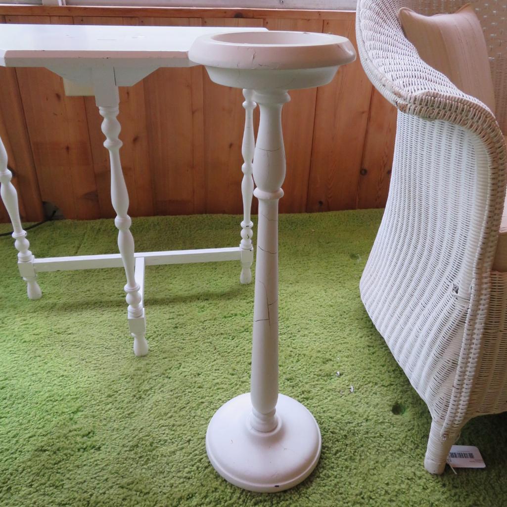 1/2 table, wooden stand and wicker tray - white