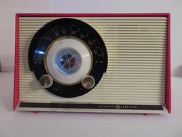 Red Plastic General Electric table top radio, Del X 861