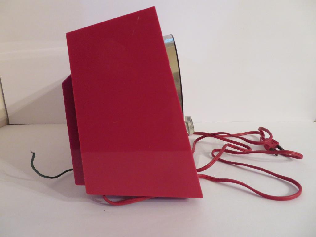 Red Plastic General Electric table top radio, Del X 861